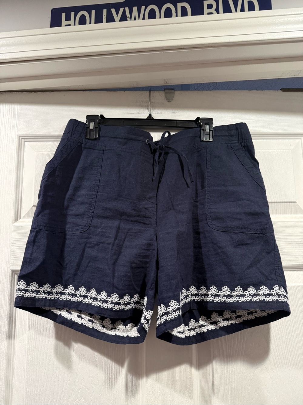Talbots Navy Drawstring Shorts with White Floral Trim. Size 16 petite - Picture 2 of 5